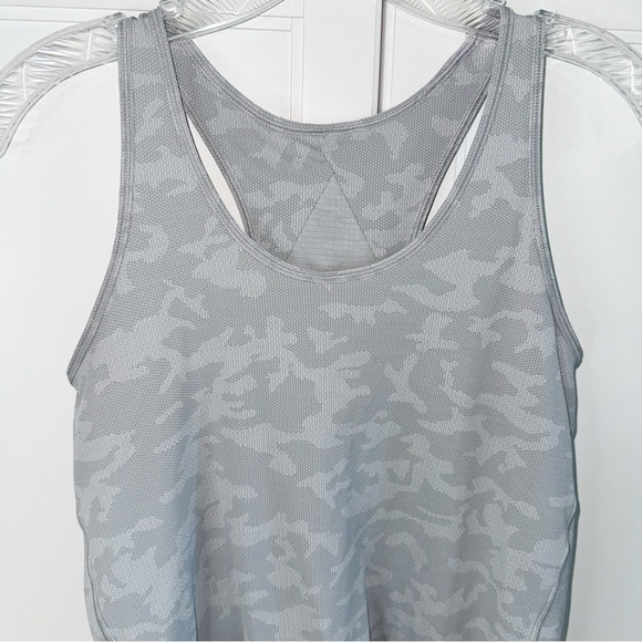 Lululemon Essential Tank Pleated 6/8
Incognito Camo Silver Drop Alpine White - Picture 9 of 11